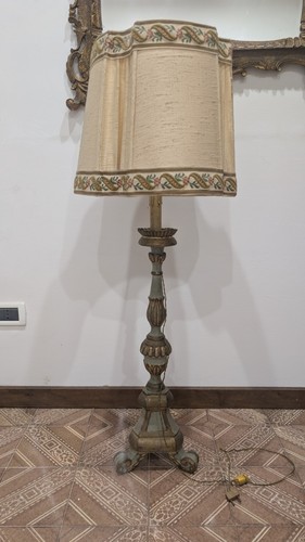 Antica lampada realizzata con