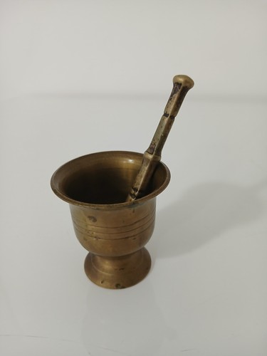 Antico mortaio con pestello - con, in